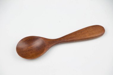 Beyaz arkaplanda tahta kaşık