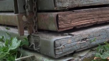 Çimlerin üzerinde ordu tahtalarında prefabrik yol yüzeyi