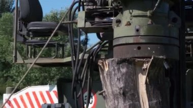 Makine yere ahşap bir yapı yığıyor. Güçlendirilmiş beton yapıların temelinin oluşturulması.