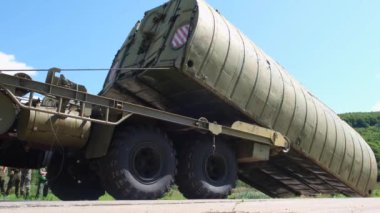 Kamaz kamyonuna dayalı duba parkının iç kompartımanına sahip askeri köprü.