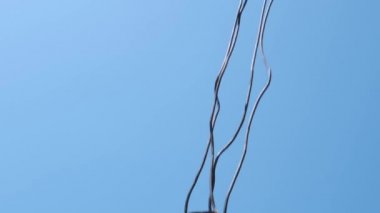 Gökyüzündeki bir patlamadan sarkan bir vinç kancası.