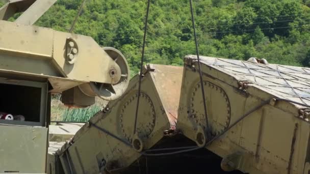 Vojenský most s vnitřním prostorem pontonového parku podle kamazského kamionu — Stock video