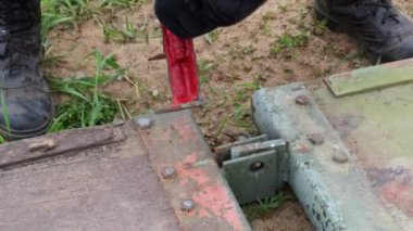 Askeri öğrenciler ordu için katlanabilir modüler yol döşemeleri döşedi