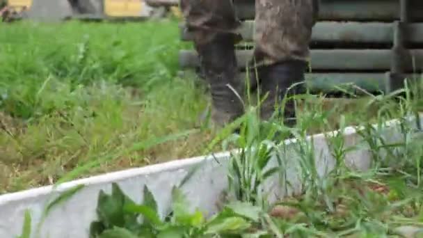 Les cadets militaires posent des revêtements de sol de routes pliables-modulaires de l'armée — Video