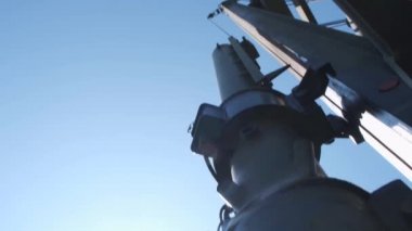 Makine yere ahşap bir yapı yığıyor. Güçlendirilmiş beton yapıların temelinin oluşturulması.