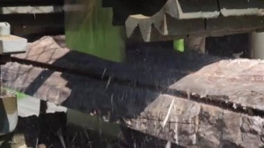 Kesme ahşap ahşap bir fabrikada. Ahşap kesilmiş klipleri kadar kapatın. Kereste bir günlükleri kereste nerede kesilir enstitüsüdür.
