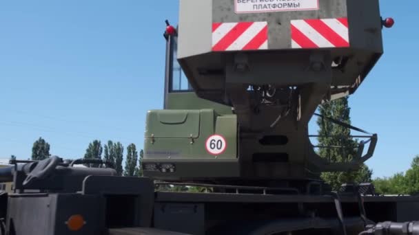 General view of a truck crane for the construction of a small bridge. beware of turning the platform — Stock Video