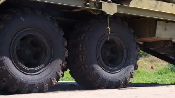 Militaire brug met een binnenvak van het pontonpark op basis van de Kamaz vrachtwagen — Stockvideo