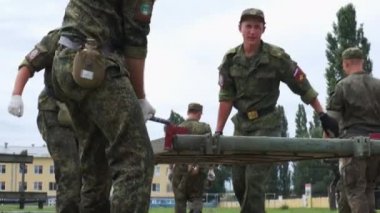 Rusya, Maykop - 25 Temmuz 2019. Askeri öğrenciler ordu için katlanabilir modüler yol döşemeleri döşedi