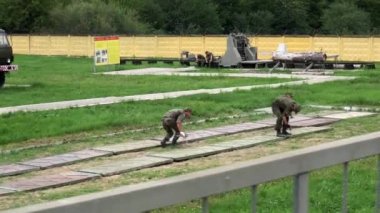 Rusya, Maykop - 25 Temmuz 2019. Askeri öğrenciler ordu için katlanabilir modüler yol döşemeleri döşedi