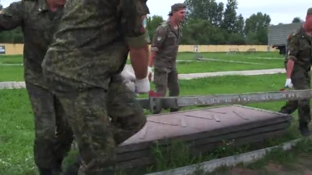 俄罗斯 梅科普 2019年7月25日 军事士官生躺在可折叠模块化路面上 — 图库视频影像