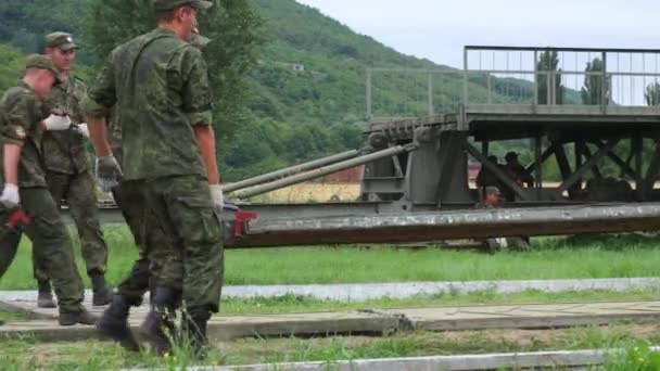 俄罗斯 梅科普 2019年7月25日 军事士官生躺在可折叠模块化路面上 — 图库视频影像