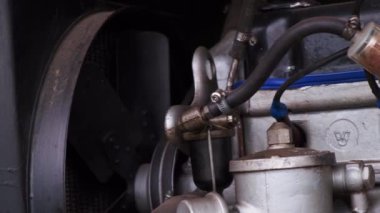 Eski bir askeri aracın kaputunun altında. İç motor.