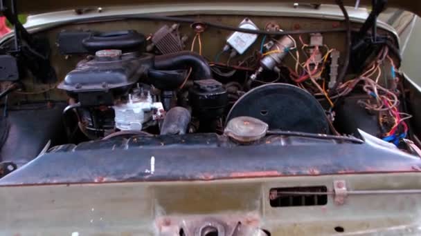 在一辆旧军车的车篷下内置车引擎 — 图库视频影像
