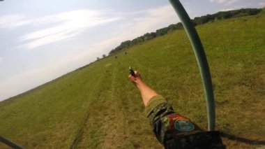 Bir asker siyah bir Pov savaş tabancasıyla hedefleri vuruyor. Cephaneyi sol elle yerleştirir