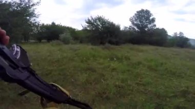 Pov ordusu bir savaş tüfeğiyle ormanda yürüyor. Silahları ateşler ve doldurur.