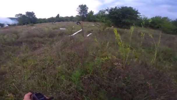 Pov militairen lopen door het bos met een geweer. Schieten en herladen van wapens — Stockvideo