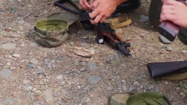 Soldats militaires chargeant des munitions de haut calibre dans une cartouche de chargeur à ressort avec les mains, fusil d'assaut à portée de munitions . — Video