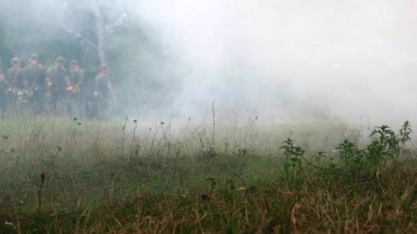 Vojenská kouřová bomba v lese, spousta suchého žlutého kouře na trávníku. Zelená tráva barevný obraz. Bojový výcvik. Znečištění ovzduší — Stock video