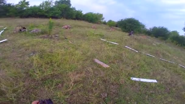 Pov Militär Geht Durch Den Wald Mit Einem Kampfgewehr Schießt — Stockvideo