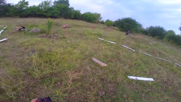 Pov Militairen Lopen Door Het Bos Met Een Geweer Schieten — Stockvideo