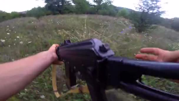 Los Militares Pov Caminan Por Bosque Con Rifle Combate Dispara — Vídeo de stock