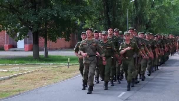 俄罗斯 梅科普 2019年8月2日 学员们 身着黑色靴子和迷彩服 成群结队沿路行进的士兵 军队执行作战任务 — 图库视频影像