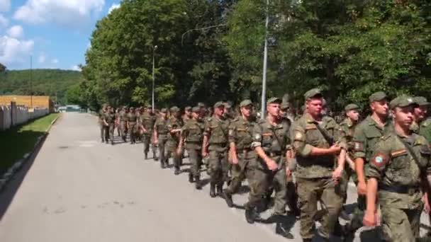 俄罗斯 梅科普 2019年8月2日 学员们 身着黑色靴子和迷彩服 成群结队沿路行进的士兵 军队执行作战任务 — 图库视频影像