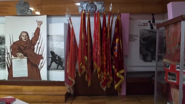 Rusia Maykop Agosto 2019 Excursión Museo Militar Antiguos Artefactos Guerra — Vídeos de Stock