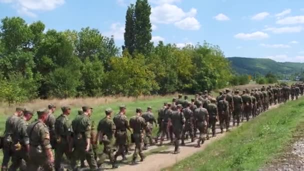 俄罗斯 梅科普 2019年8月2日 学员们成群结队地在铁路附近的森林里走着 军队执行作战任务 — 图库视频影像