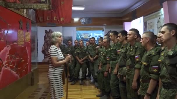 俄罗斯 梅科普 2019年8月2日 在军事博物馆里旅行的士兵 学员们从玻璃窗后面看战争时期的旧文物 — 图库视频影像