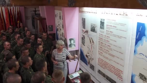 Rusya Maykop Ağustos 2019 Askeri Müzede Gezintiye Çıkmış Askerler Öğrenciler — Stok video
