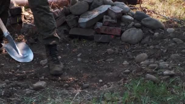 俄罗斯 梅科普 2019年8月2日 一个穿制服的士兵正在用木铲挖战壕 准备与敌军士官生的战斗 — 图库视频影像