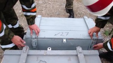 Rusya, Maykop - 2 Ağustos 2019. Yol işçileri ahşap bir kutuyu kontrol ediyor. Ormandaki barikatta Harbiyelilerle savaşa hazırlanmak için dikkatli olun.