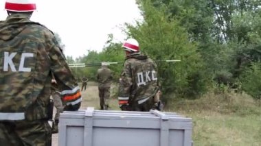 Rusya, Maykop - 2 Ağustos 2019. Yol işçileri ahşap bir kutuyu kontrol ediyor. Ormandaki barikatta Harbiyelilerle savaşa hazırlanmak için dikkatli olun.