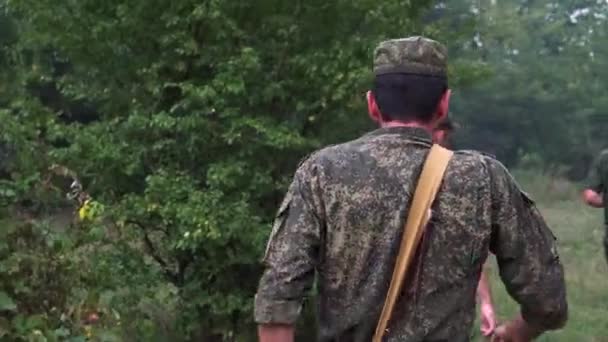 俄罗斯 梅科普 2019年8月2日 学员们走到森林里的一群人面前 军队执行作战任务 — 图库视频影像
