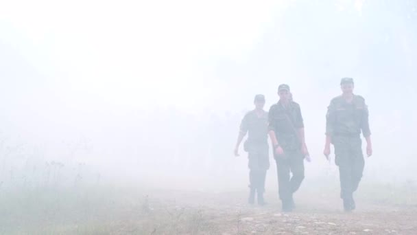 ロシア Maykop 2019年8月2日 煙の画面で制服の兵士 士官候補生は戦闘攻撃を開始する指揮官の指示を待つ — ストック動画