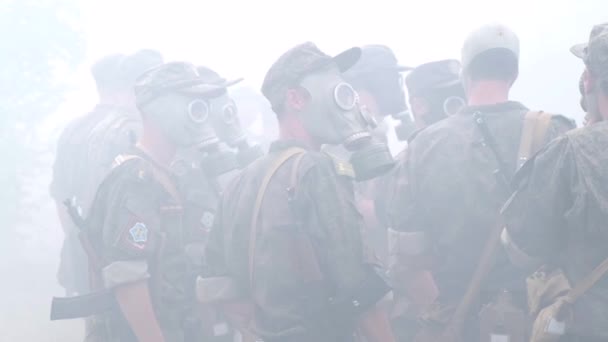 Russland Maykop August 2019 Soldaten Uniform Mit Gasmaske Einer Nebelwand — Stockvideo