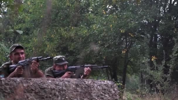 俄罗斯 梅科普 2019年8月2日 两名士兵从Ak 74上开火 因为有混凝土掩蔽所 身着制服的士兵在森林中向一名敌方学员射击 — 图库视频影像