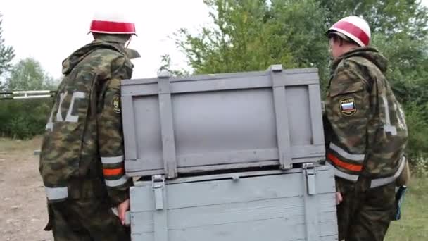 Russia Maykop August 2019 Soldiers Road Service Check Wooden Box — Stock Video