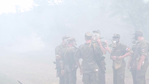 Rusya Maykop Ağustos 2019 Gaz Maskeli Üniformalı Askerler Sis Perdesinde — Stok video