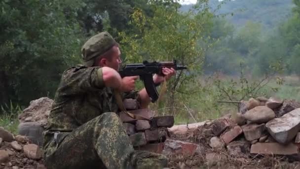 Russland Maykop August 2019 Ein Soldat Sitzt Einem Schützengraben Und — Stockvideo