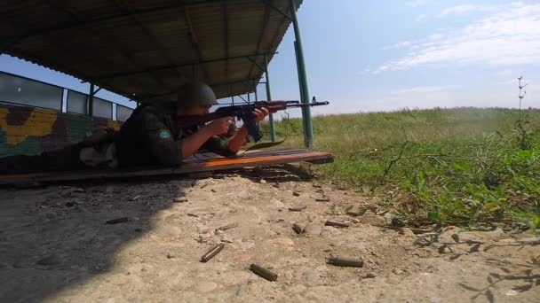 俄罗斯 梅科普 2019年8月2日 躺在床上的士兵向目标射击Ak 47武器 操练现场的学员 军事分遣队全副武装 战地士兵 — 图库视频影像
