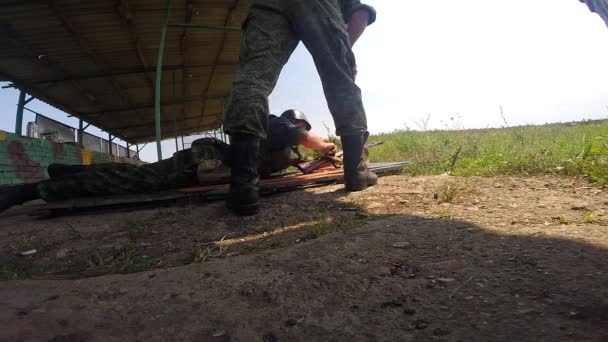 俄罗斯 梅科普 2019年8月2日 躺在床上的士兵向目标射击Ak 47武器 操练现场的学员 军事分遣队全副武装 战地士兵 — 图库视频影像