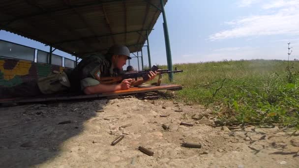 Rusia Maykop Agosto 2019 Soldados Mentirosos Disparan Armas Objetivos Cadetes — Vídeo de stock