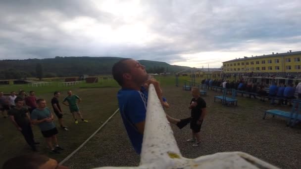 俄罗斯 梅科普 2019年8月2日 为了得到满意的分数 Pov Athletic的家伙在军营的一个水平线上站了起来 在军事基地通过标准前热身 — 图库视频影像