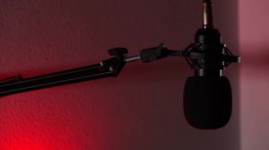 Müzik ya da ses kaydetmek için profesyonel ön cam mikrofon. Lambanın ışığı, arka planda ışığa göre değişir. Gölgelerle oynanan bir oyun. Renk mavi, kırmızı, yeşil olarak değişir. Polis teması