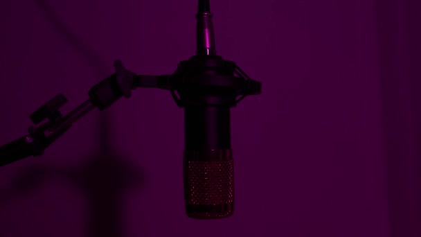 Micrófono Profesional Para Grabar Música Voz Luz Lámpara Cambia Brilla — Vídeos de Stock