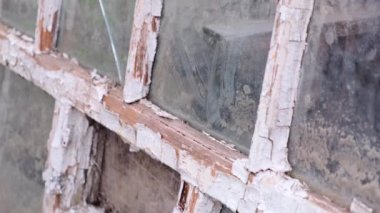 Camlı pencerelerin çerçevelerinde beyaz çatlaklar var. Antika, eski, ahşap pencere, örümcek ağı ve kir. Üzücü Resim