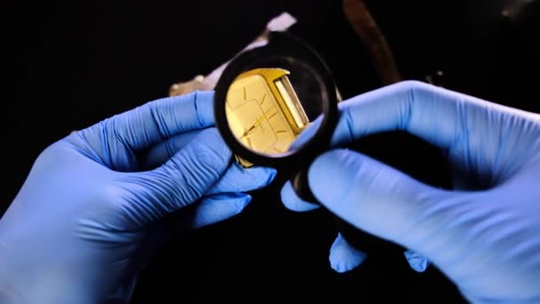 Horloger Est Inspecte Les Vieilles Montres Mécaniques Dans Son Atelier — Video